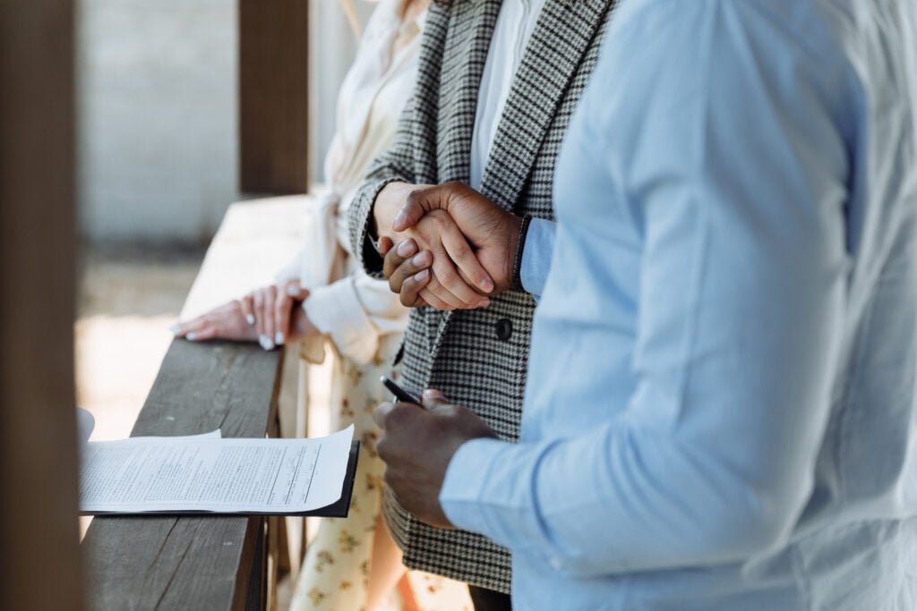 An Agent and a Client doing a Handshake